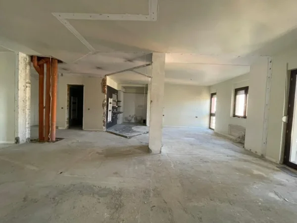 Tirane, shitet ambjent biznesi Kati 6, 196 m² 570.360 € (Liqeni Artificial)