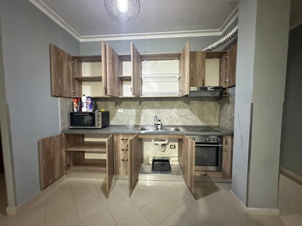 Tirane, jepet me qera ambjent biznesi Kati 2, 120 m² 800 € (Astir, mbi bar Bohem)