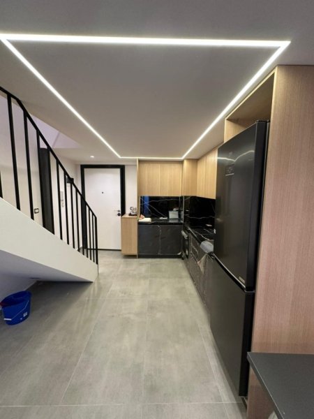 Tirane, shitet apartament duplex 1+1 , 75 m² 122.000 € (KOMPLEKSI GOLDEN PARK 3 PERBALLE AMERIKAN 3)