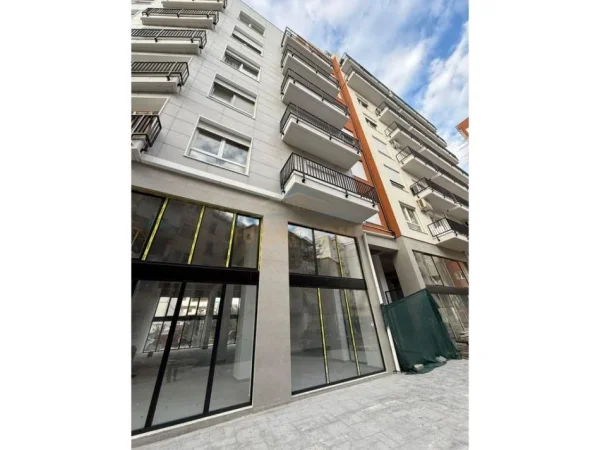 Tirane, jepet me qera ambjent biznesi Kati 0, 418 m² 5.000 € (Rezidenca Eshli, Brryl)