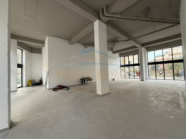 Tirane, jepet me qera ambjent biznesi Kati 0, 418 m² 5.000 € (Rezidenca Eshli, Brryl)