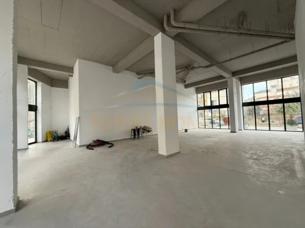 Tirane, jepet me qera ambjent biznesi Kati 0, 418 m² 5.000 € (Rezidenca Eshli, Brryl)