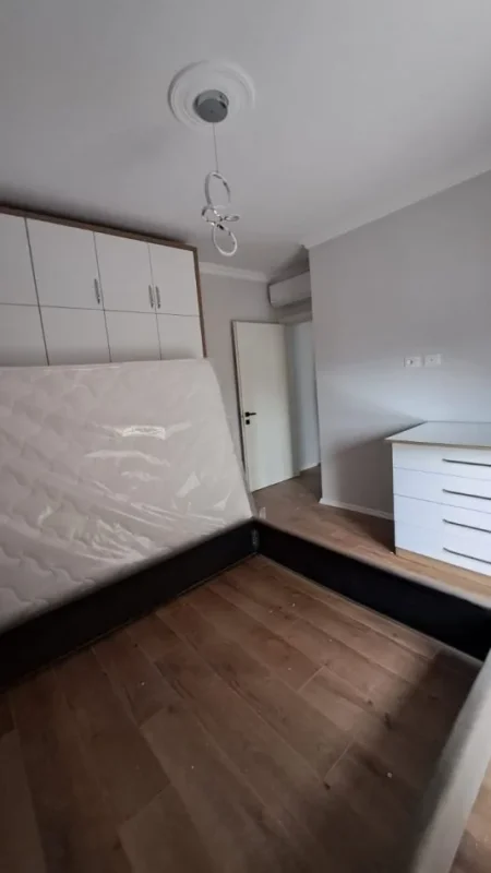 Tirane, jepet me qera apartament 1+1+Ballkon Kati 3, 600 € (Fusha e Aviacionit)