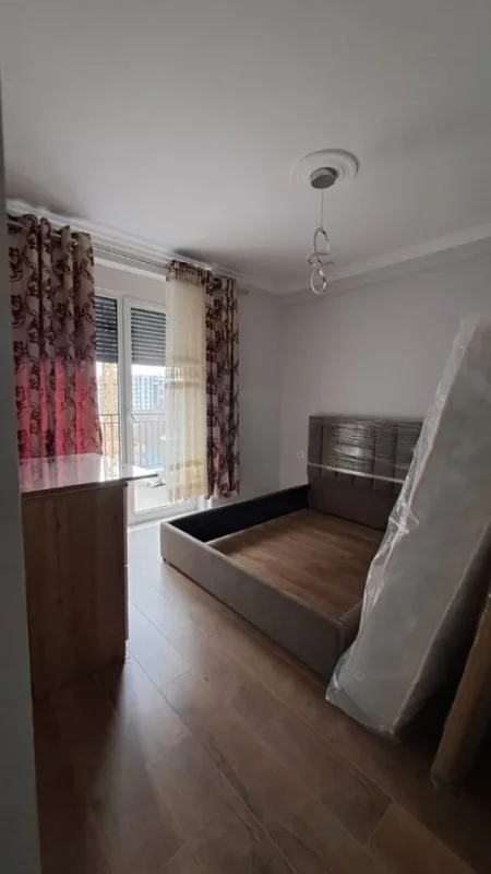 Tirane, jepet me qera apartament 1+1+Ballkon Kati 3, 600 € (Fusha e Aviacionit)