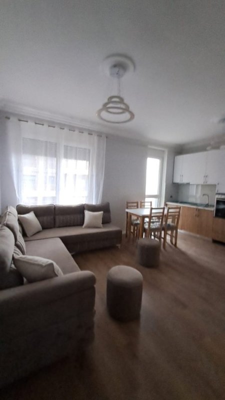Tirane, jepet me qera apartament 1+1+Ballkon Kati 3, 600 € (Fusha e Aviacionit)