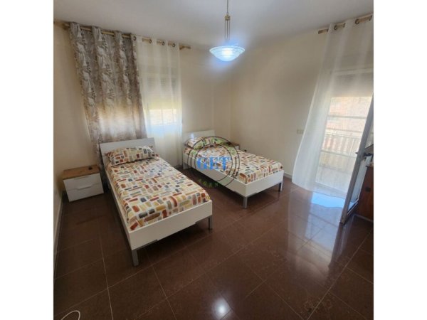 Durres, jepet me qera apartament 3+1 Kati 4, 165 m² 800 € (Vollga)