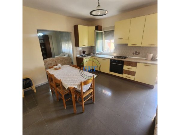 Durres, jepet me qera apartament 3+1 Kati 4, 165 m² 800 € (Vollga)