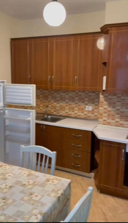 Tirane, jepet me qera apartament 2+1 Kati 2, 720 € 