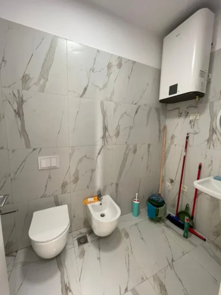 Tirane, jepet me qera ambjent biznesi Kati 11, 95 m² 1.000 € (GOLDEN TOWER MINE PEZA)