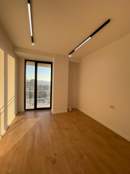 Tirane, jepet me qera ambjent biznesi Kati 11, 95 m² 1.000 € (GOLDEN TOWER MINE PEZA)