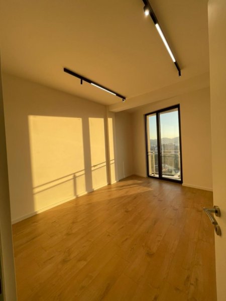Tirane, jepet me qera ambjent biznesi Kati 11, 95 m² 1.000 € (GOLDEN TOWER MINE PEZA)