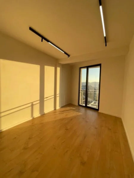 Tirane, jepet me qera ambjent biznesi Kati 11, 95 m² 1.000 € (GOLDEN TOWER MINE PEZA)