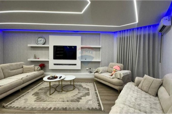 Tirane, jepet me qera apartament 2+1+Ballkon , 112 m² 600 € (Fresku)