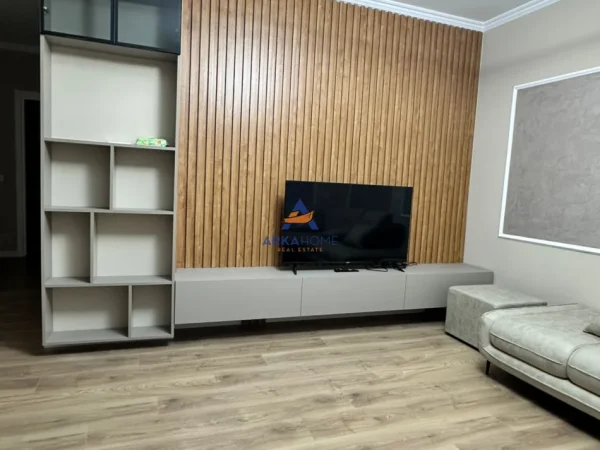 Tirane, shitet apartament 2+1+Ballkon Kati 8, 160.000 € 