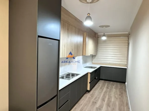 Tirane, shitet apartament 2+1+Ballkon Kati 8, 160.000 € 