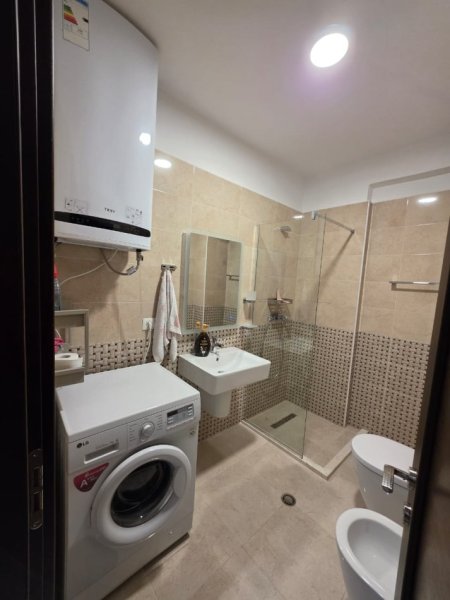 Tirane, shitet 2+1+Ballkon Kati 2, 96 m² 220.000 € (Kompleksi Fratari)