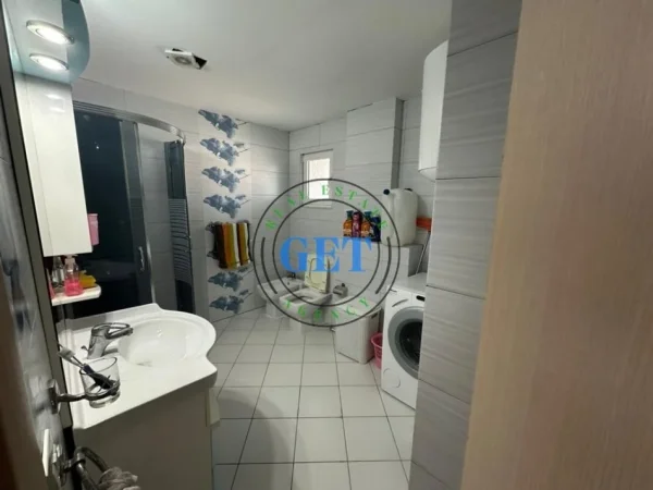 Durres, jepet me qera apartament 1+1 Kati 8, 101 m² 450 € (Plazh Hekurudha)