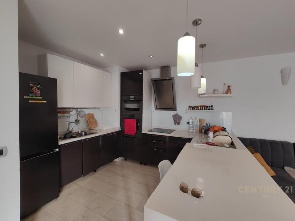 Tirane, jap me qera apartament 2+1 Kati 9, 93 m² 850 € (Myslym Shyri)