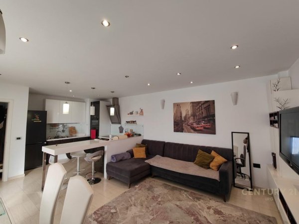 Tirane, jap me qera apartament 2+1 Kati 9, 93 m² 850 € (Myslym Shyri)