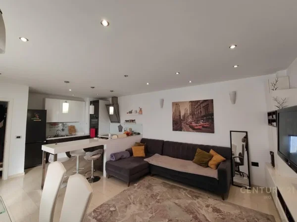 Tirane, jap me qera apartament 2+1 Kati 9, 93 m² 850 € (Myslym Shyri)