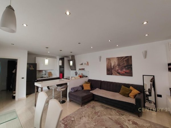 Tirane, jap me qera apartament 2+1 Kati 9, 93 m² 850 € (Myslym Shyri)