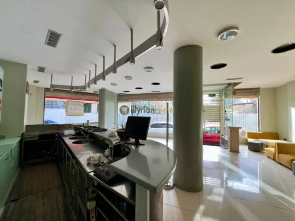 Tirane, jepet me qera ambjent biznesi Kati 0, 85 m² 1200 € (Sheshi Skënderbej)