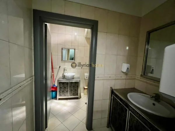 Tirane, jepet me qera ambjent biznesi Kati 0, 85 m² 1200 € (Sheshi Skënderbej)
