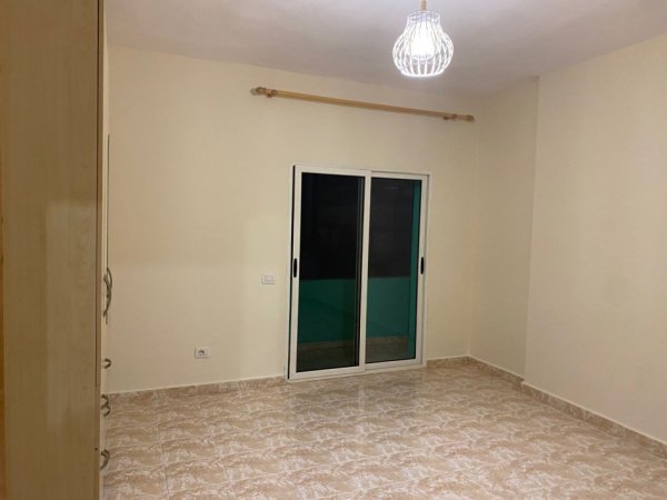Tirane, jepet me qera apartament 3+1 Kati 3, 120 m² 700 € (komuna parisit)