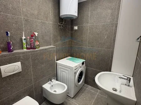 Tirane, jepet me qera apartament 1+1+Ballkon Kati 3, 60 m² 600 € (PARKU I AUTOBUZAVE)