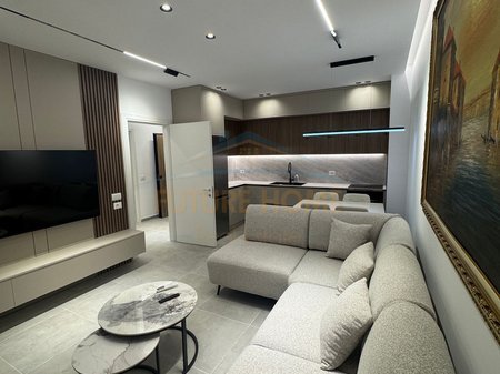 Tirane, jepet me qera apartament 1+1+Ballkon Kati 3, 60 m² 600 € (PARKU I AUTOBUZAVE)