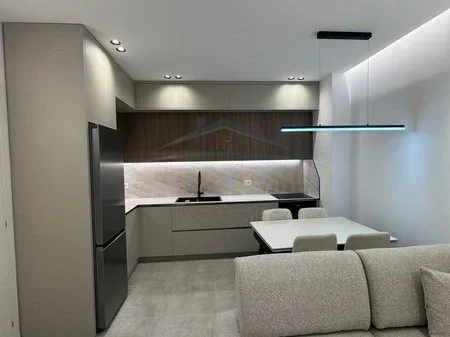 Tirane, jepet me qera apartament 1+1+Ballkon Kati 3, 60 m² 600 € (PARKU I AUTOBUZAVE)