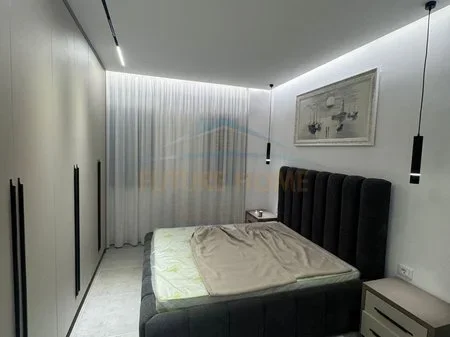 Tirane, jepet me qera apartament 1+1+Ballkon Kati 3, 60 m² 600 € (PARKU I AUTOBUZAVE)