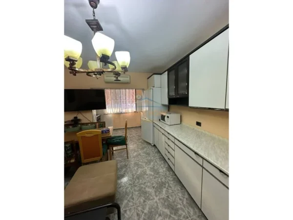 Tirane, jepet me qera apartament 2+1 Kati 4, 71 m² 600 € (SHKOLLA E KUQE)