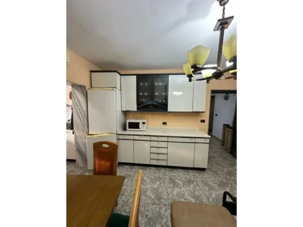 Tirane, jepet me qera apartament 2+1 Kati 4, 71 m² 600 € (SHKOLLA E KUQE)