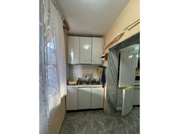 Tirane, jepet me qera apartament 2+1 Kati 4, 71 m² 600 € (SHKOLLA E KUQE)