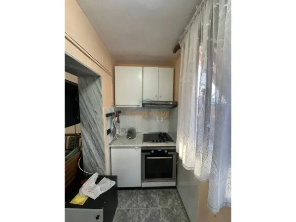 Tirane, jepet me qera apartament 2+1 Kati 4, 71 m² 600 € (SHKOLLA E KUQE)