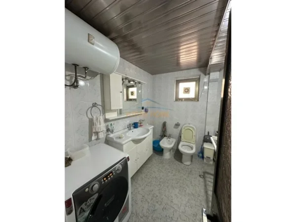 Tirane, jepet me qera apartament 2+1 Kati 4, 71 m² 600 € (SHKOLLA E KUQE)