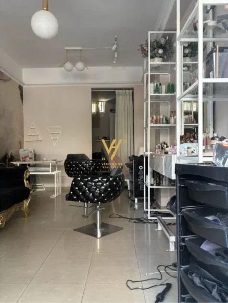 Tirane, jepet me qera dyqan Kati 0, 35 m² 280 € (LAPRAKE)