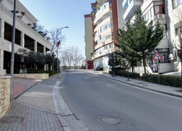 Tirane, jepet me qera apartament 1+1+Ballkon Kati 3, 75 m² 350 € (Fresk)