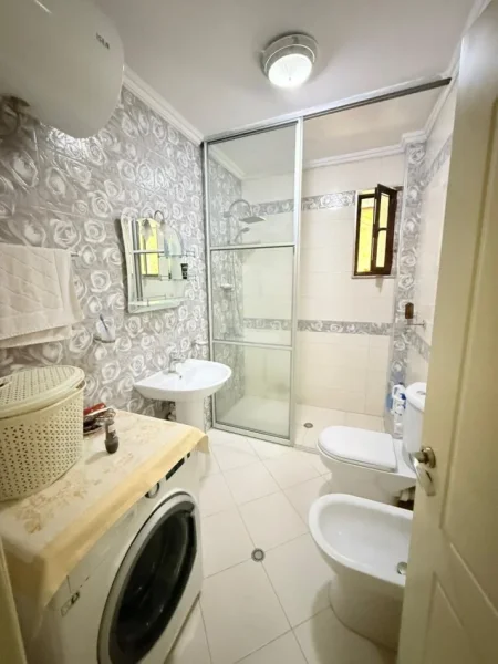 Tirane, jepet me qera apartament 2+1+Ballkon , 80 m² 650 € (Fusha Aviacionit)