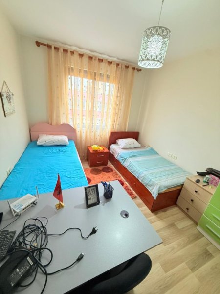 Tirane, jepet me qera apartament 2+1+Ballkon , 80 m² 650 € (Fusha Aviacionit)