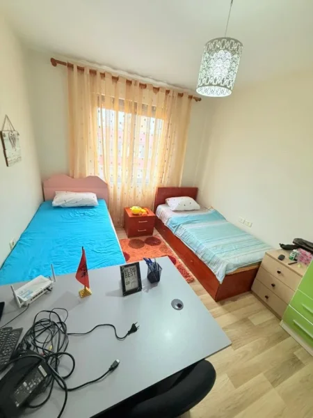 Tirane, jepet me qera apartament 2+1+Ballkon , 80 m² 650 € (Fusha Aviacionit)