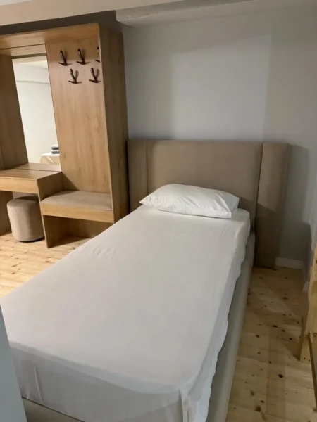 Tirane, jepet me qera apartament 1+1+Ballkon Kati 1, 80 m² 700 € (RRUGA E DURRESIT)