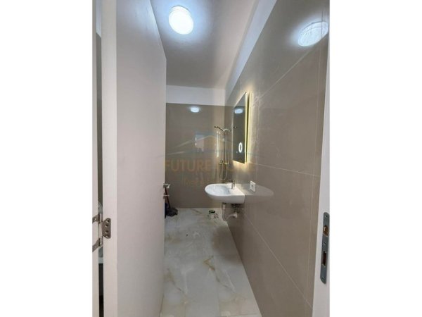 Tirane, jepet me qera apartament 2+1 Kati 8, 104 m² 500 € (univers city) UNA61512