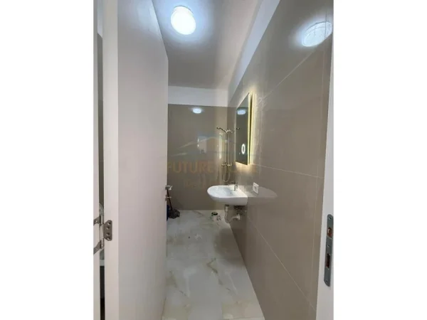 Tirane, jepet me qera apartament 2+1 Kati 8, 104 m² 500 € (univers city) UNA61512