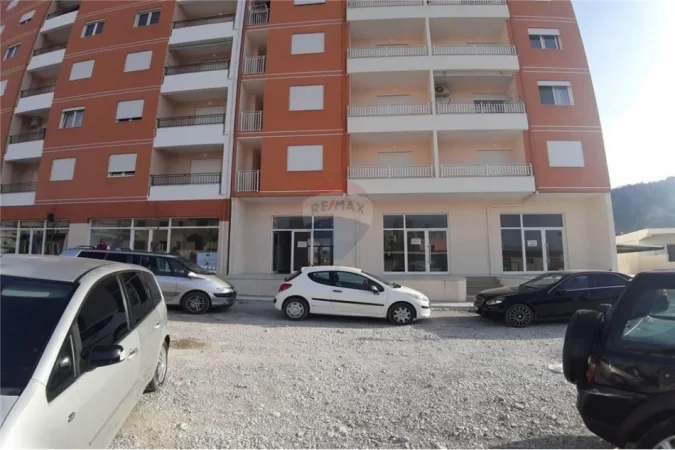 Vlore, jepet me qera dyqan Kati 0, 135 m² 480 € (Rruga e Portit, Vlorë)