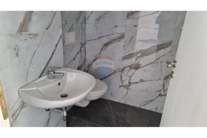 Vlore, jepet me qera dyqan Kati 0, 135 m² 480 € (Rruga e Portit, Vlorë)