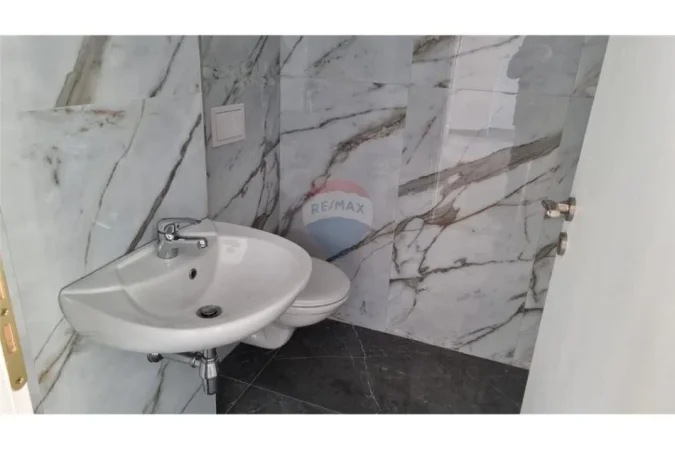 Vlore, jepet me qera dyqan Kati 0, 135 m² 480 € (Rruga e Portit, Vlorë)