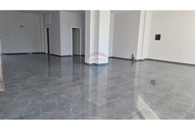 Vlore, jepet me qera dyqan Kati 0, 135 m² 480 € (Rruga e Portit, Vlorë)
