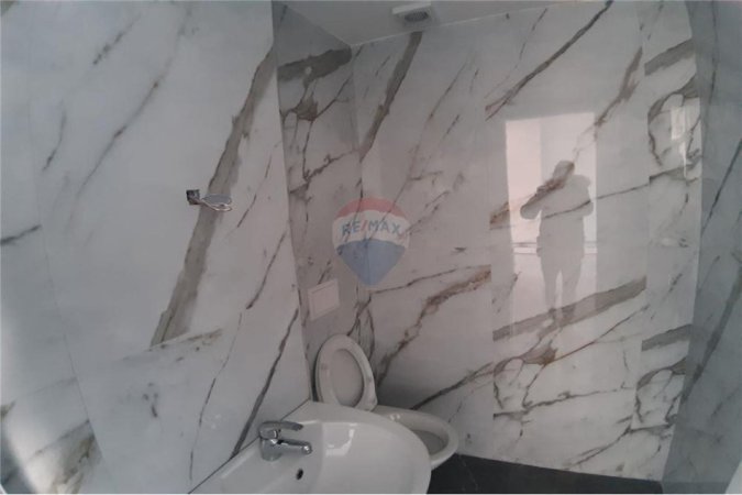 Vlore, jepet me qera dyqan Kati 0, 135 m² 480 € (Rruga e Portit, Vlorë)